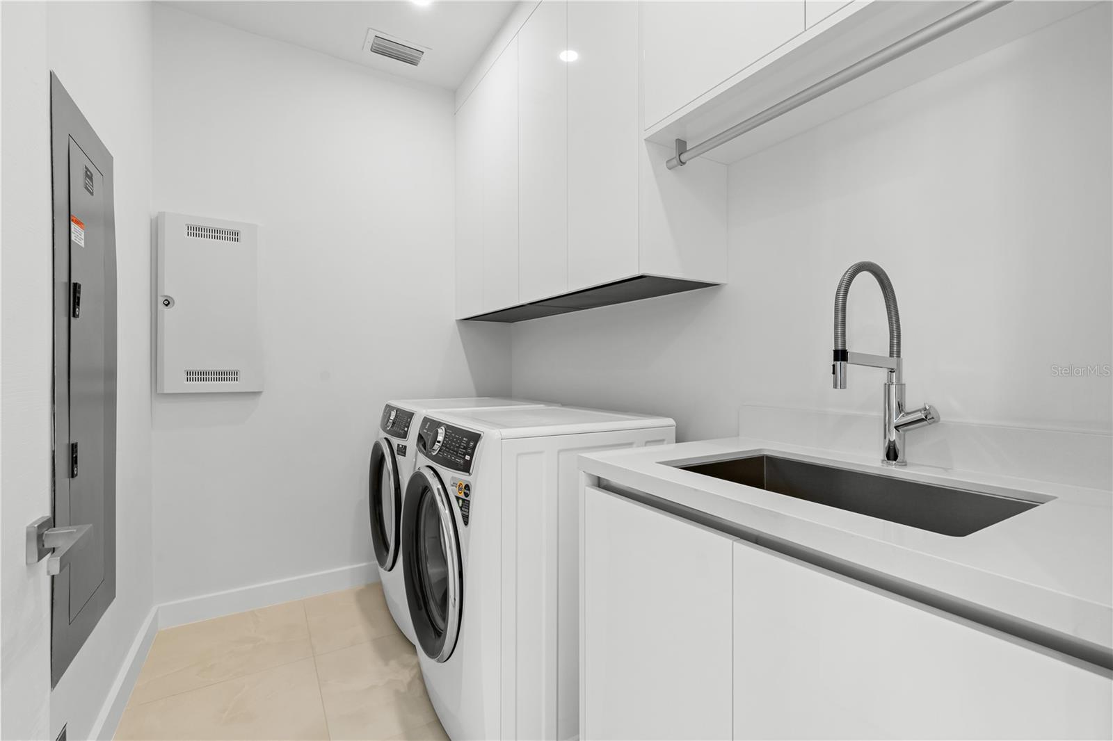 Image 40 of 67 For 111 Golden Gate Point 701ph