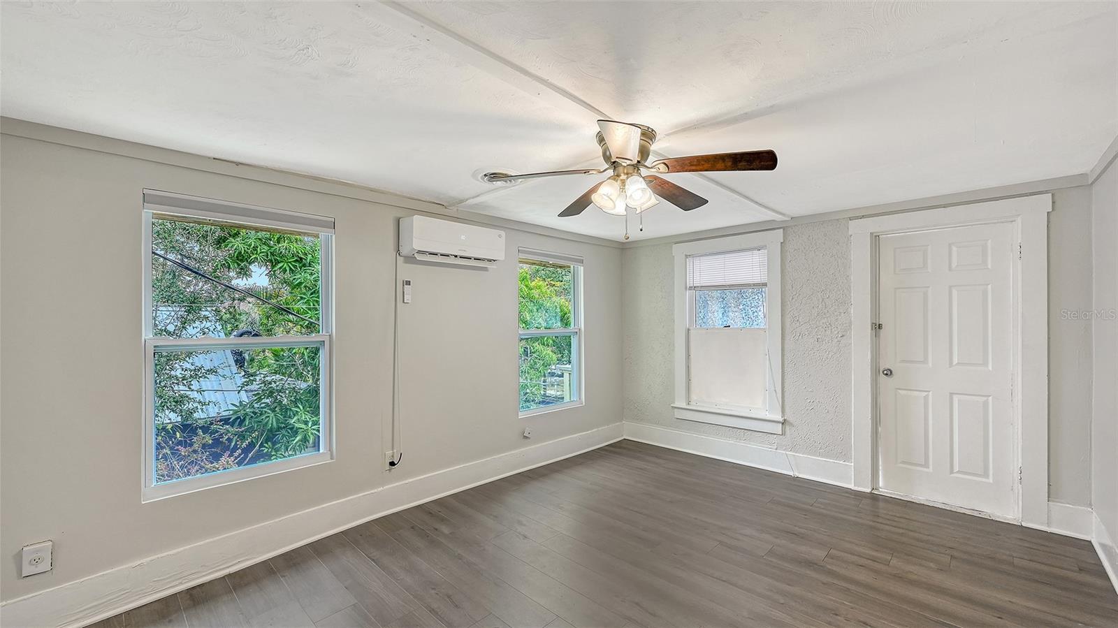 Image 12 of 33 For 1016 10th Avenue W