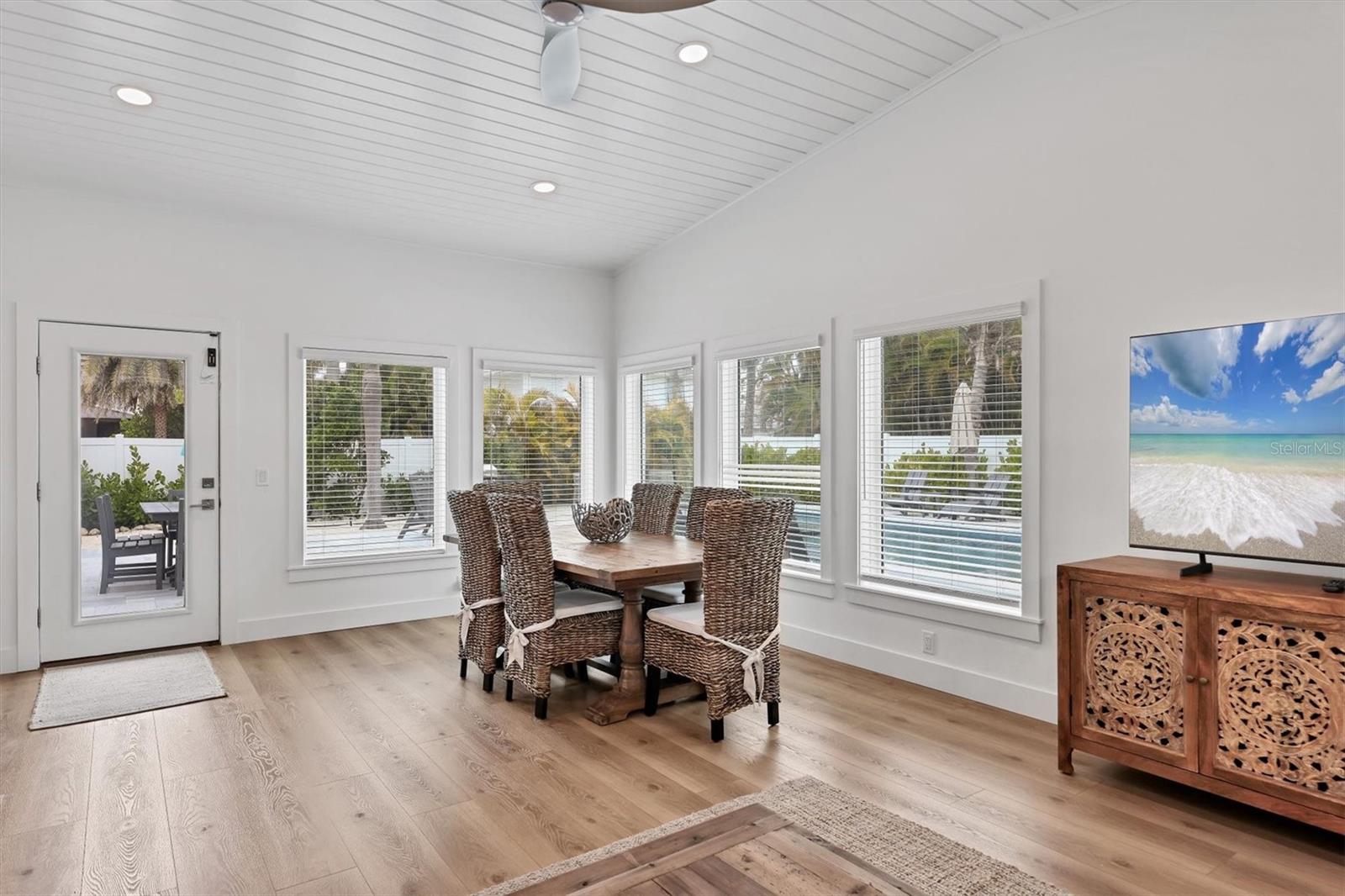 Image 20 of 66 For 270 Gladiolus Street