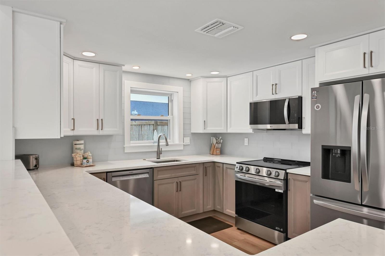 Image 23 of 66 For 270 Gladiolus Street