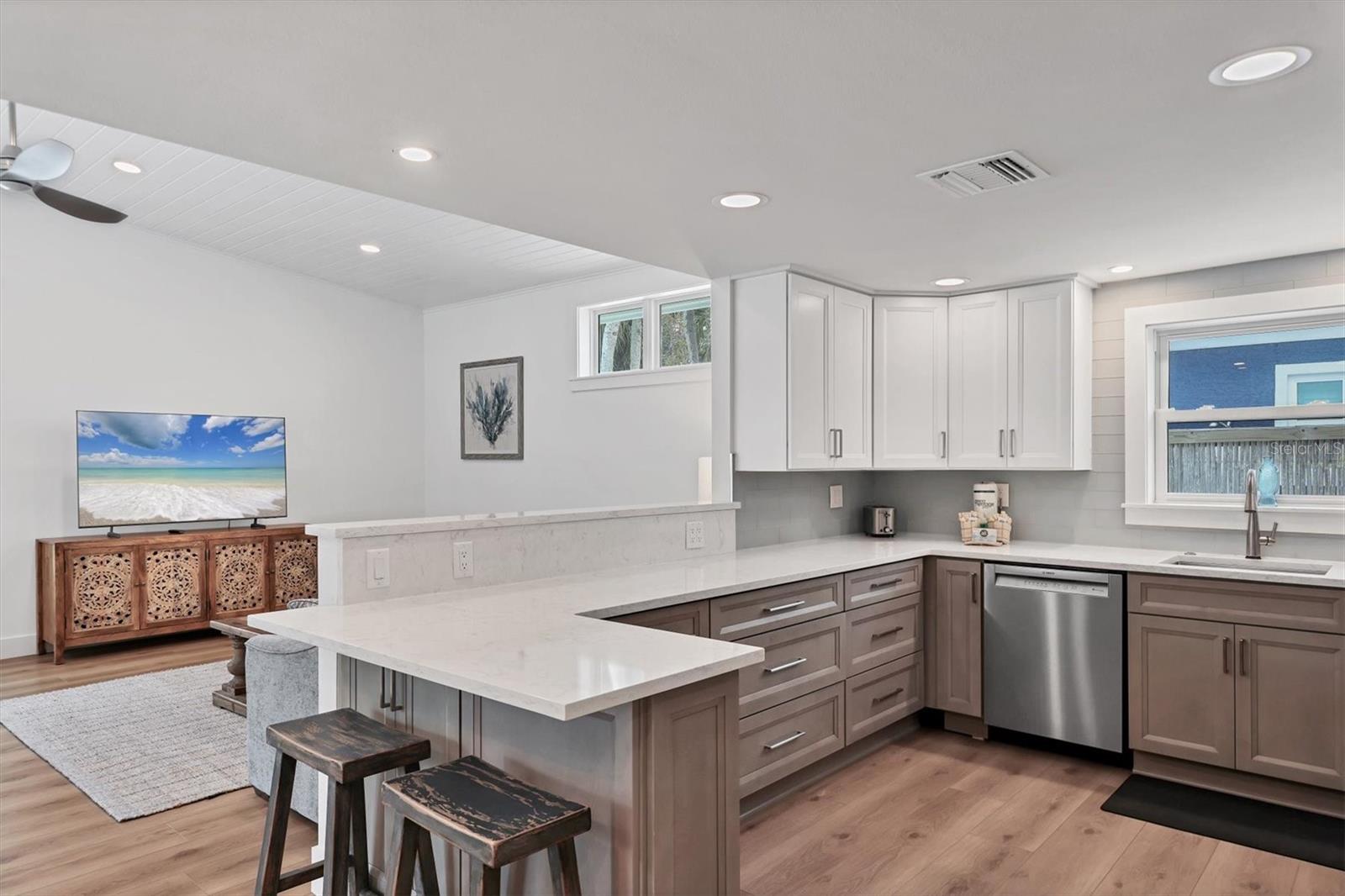 Image 24 of 66 For 270 Gladiolus Street