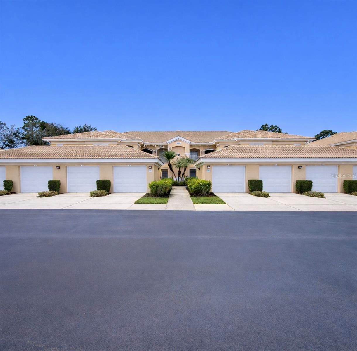 Image 4 of 63 For 6318 Grand Oak Circle 201