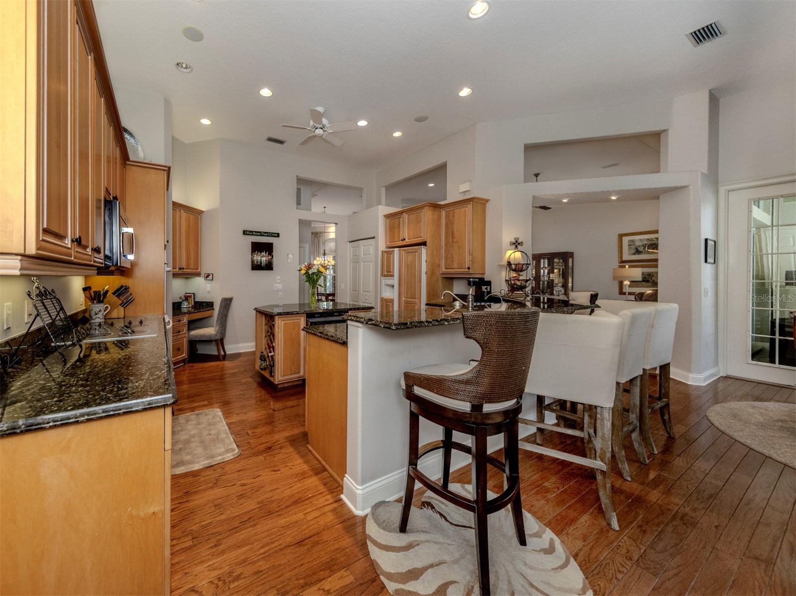 Listing photo id 10 for 444 Tremingham Way