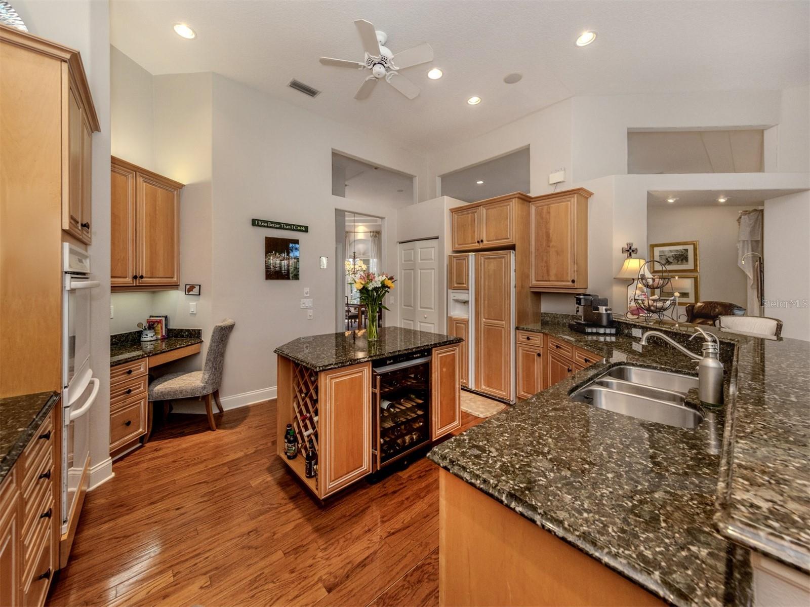 Listing photo id 11 for 444 Tremingham Way