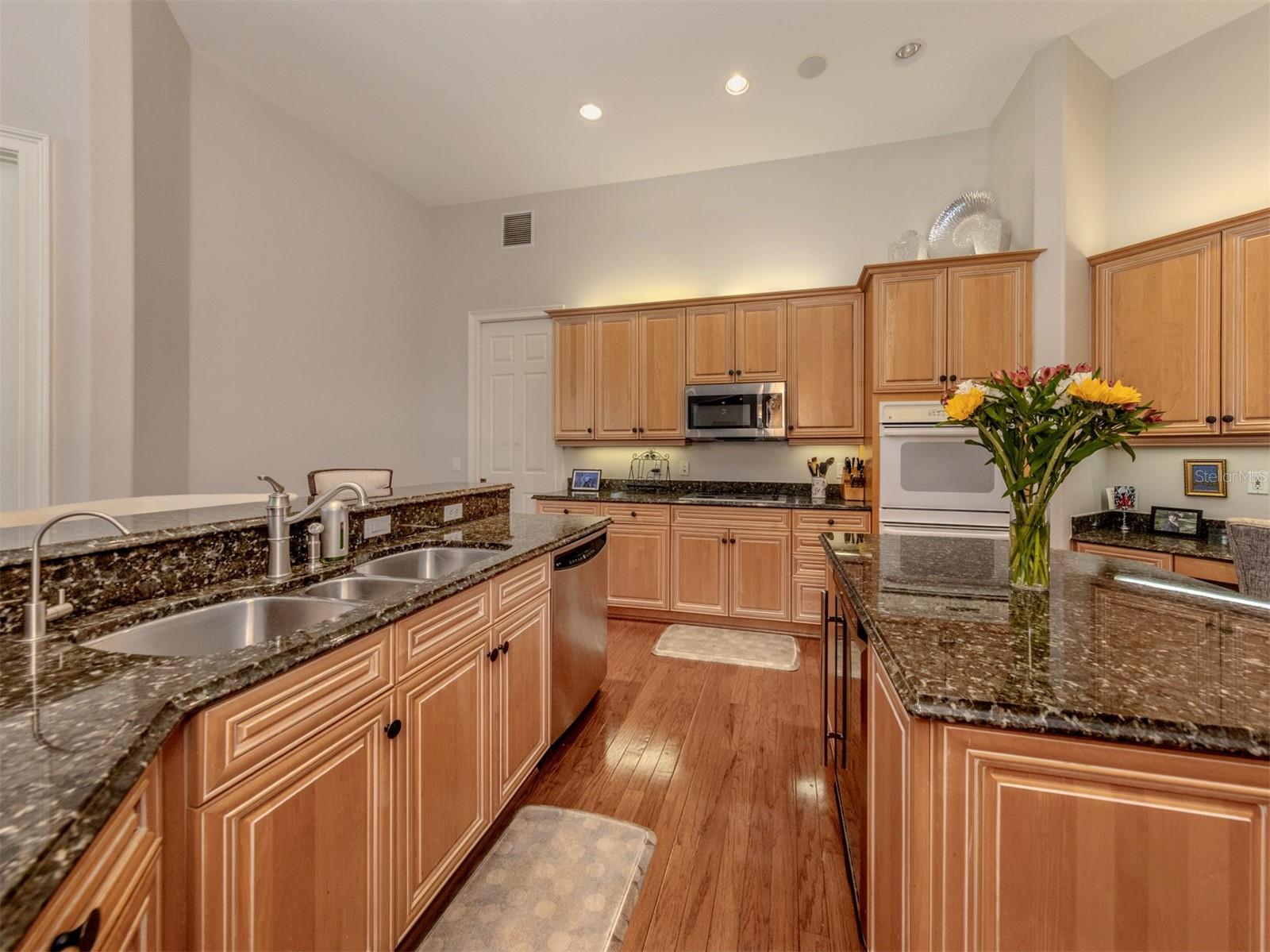 Listing photo id 12 for 444 Tremingham Way