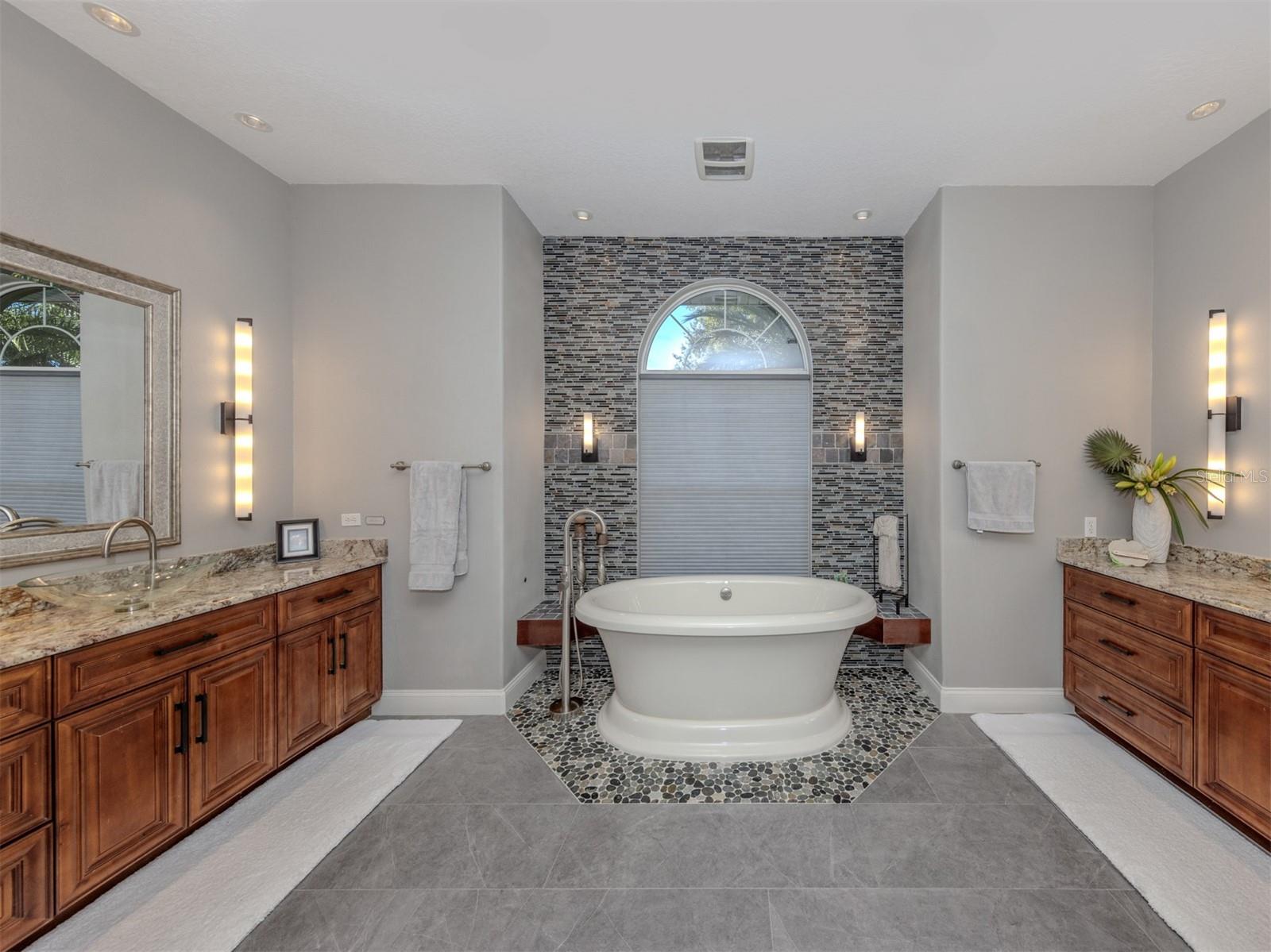 Listing photo id 16 for 444 Tremingham Way