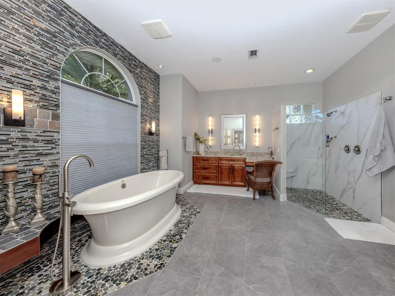 Listing photo id 17 for 444 Tremingham Way