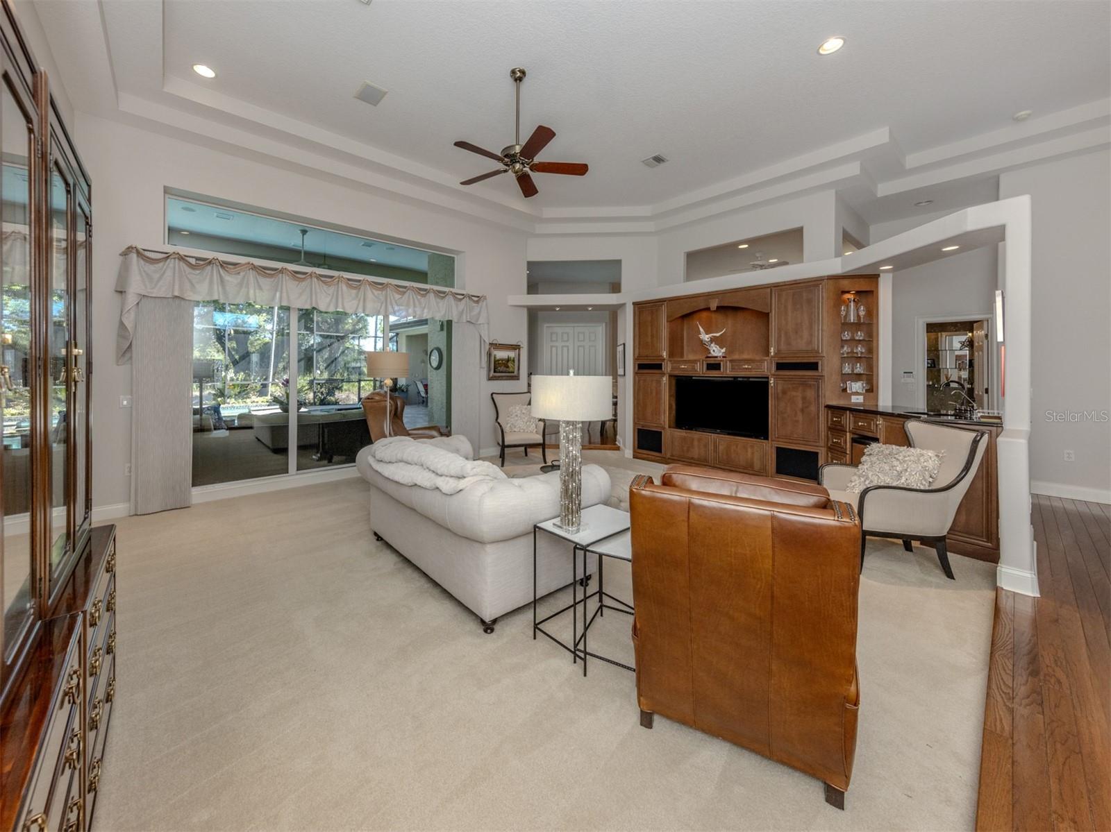 Listing photo id 4 for 444 Tremingham Way