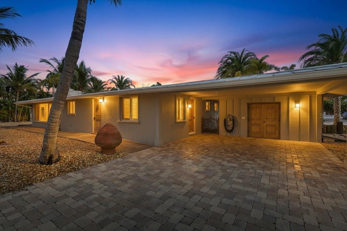 Image 2 of 51 For 834 Jungle Queen Way