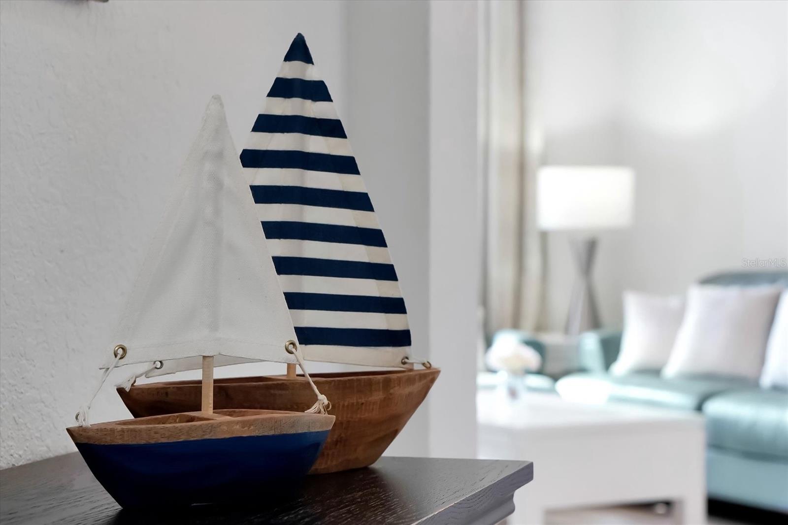 Listing photo id 1 for 4862 Cayview Avenue 102