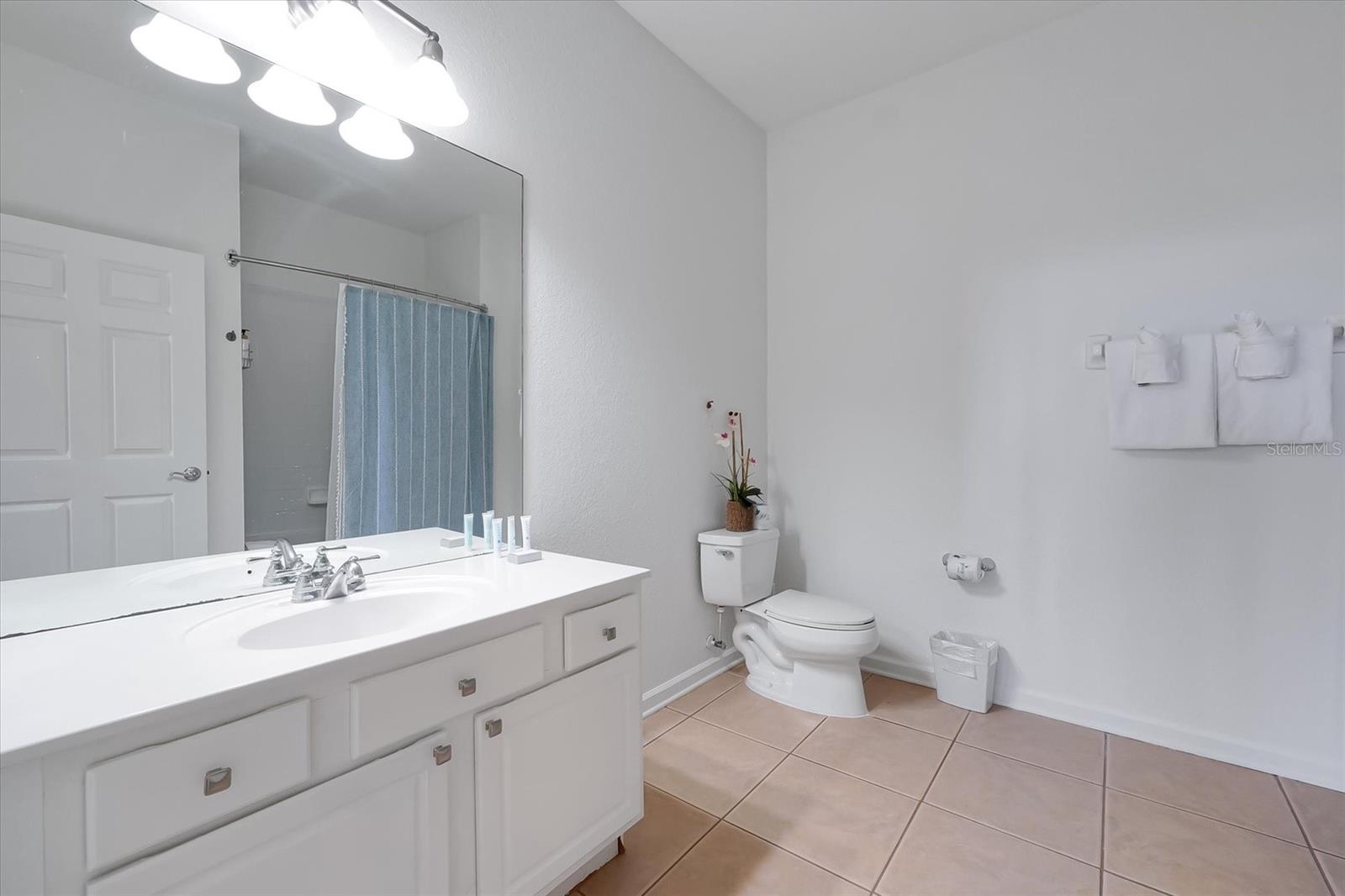 Listing photo id 30 for 4862 Cayview Avenue 102