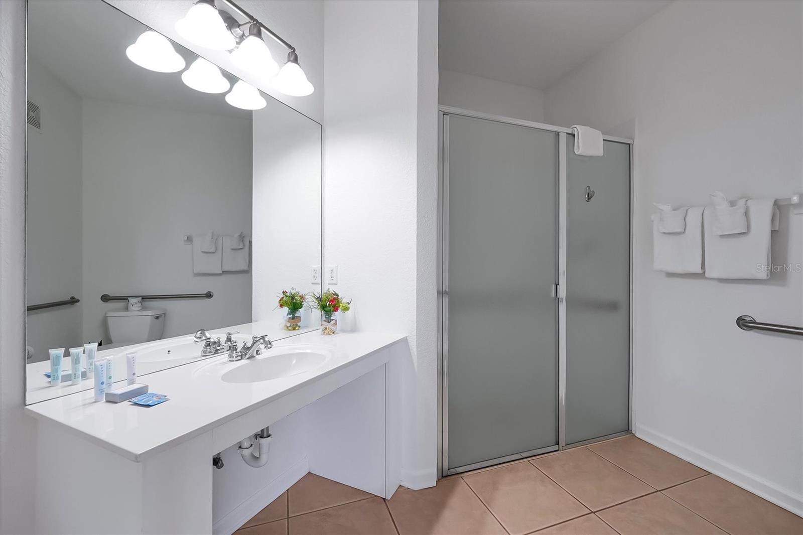 Listing photo id 34 for 4862 Cayview Avenue 102