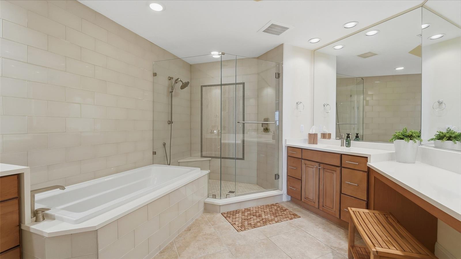 Image 31 of 98 For 6340 Watercrest Way 301