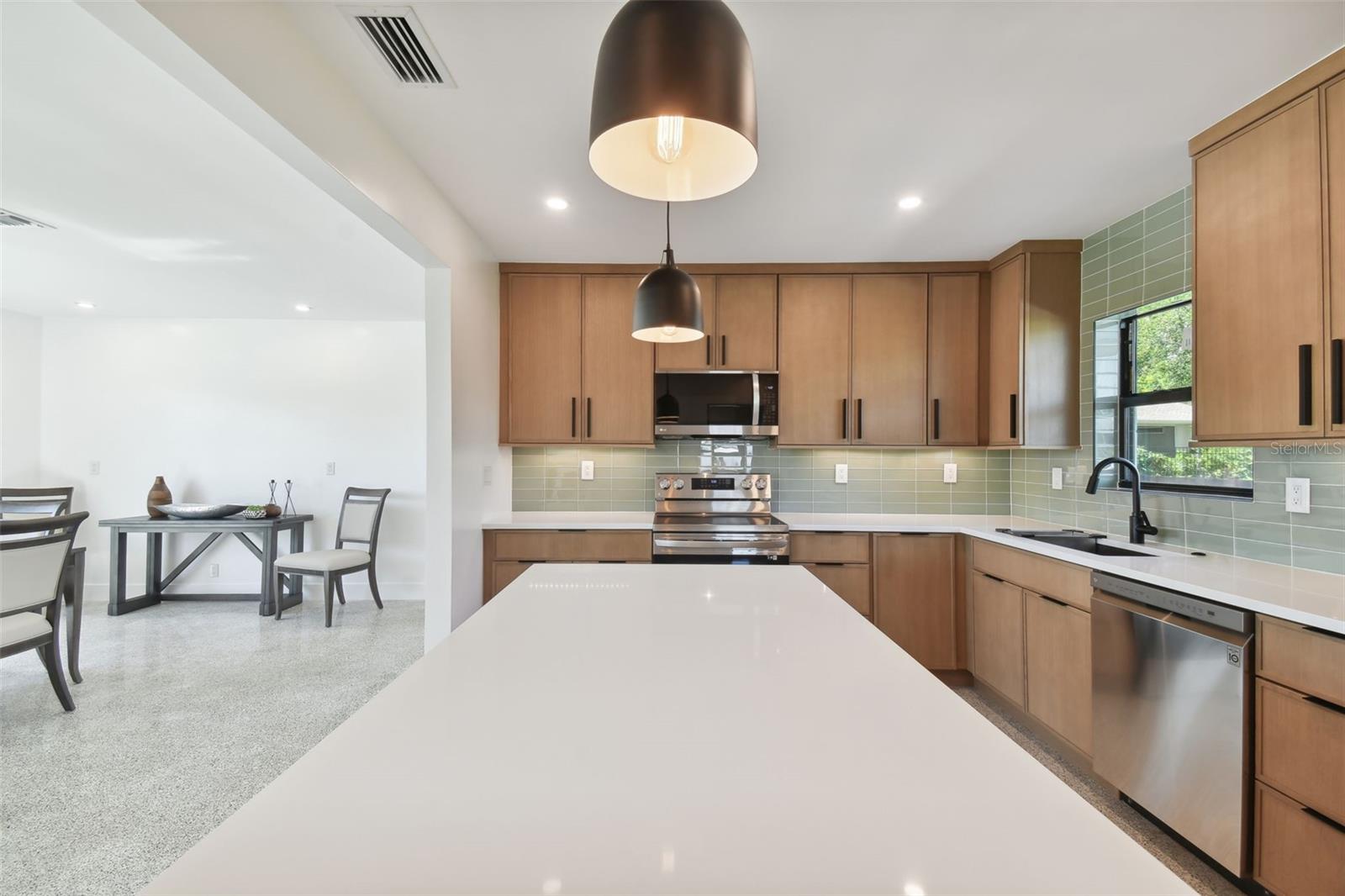 Image 16 of 54 For 301 Aurora Street E