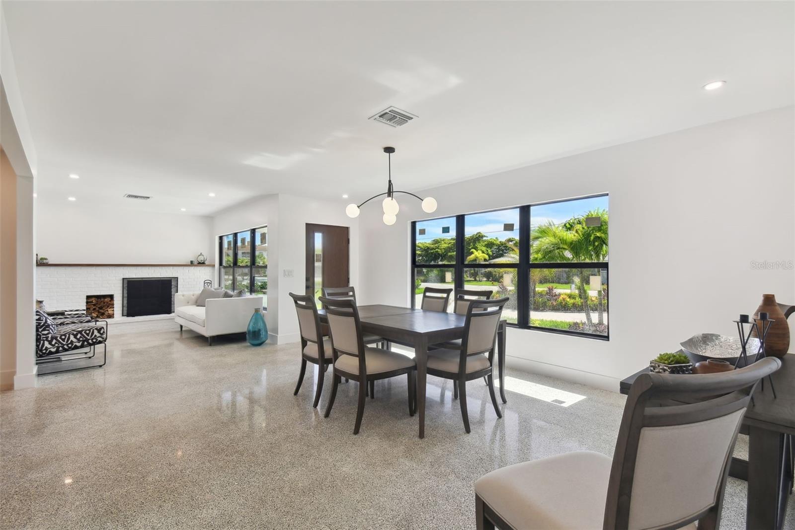 Image 18 of 54 For 301 Aurora Street E