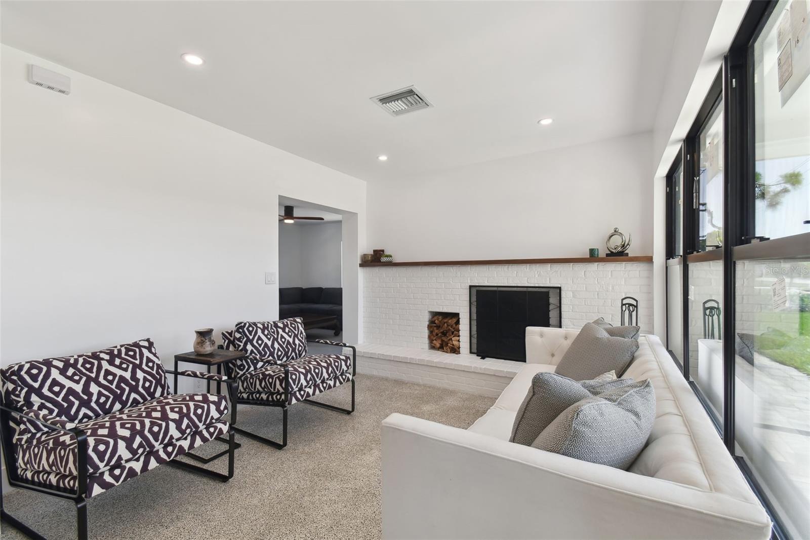 Image 25 of 54 For 301 Aurora Street E