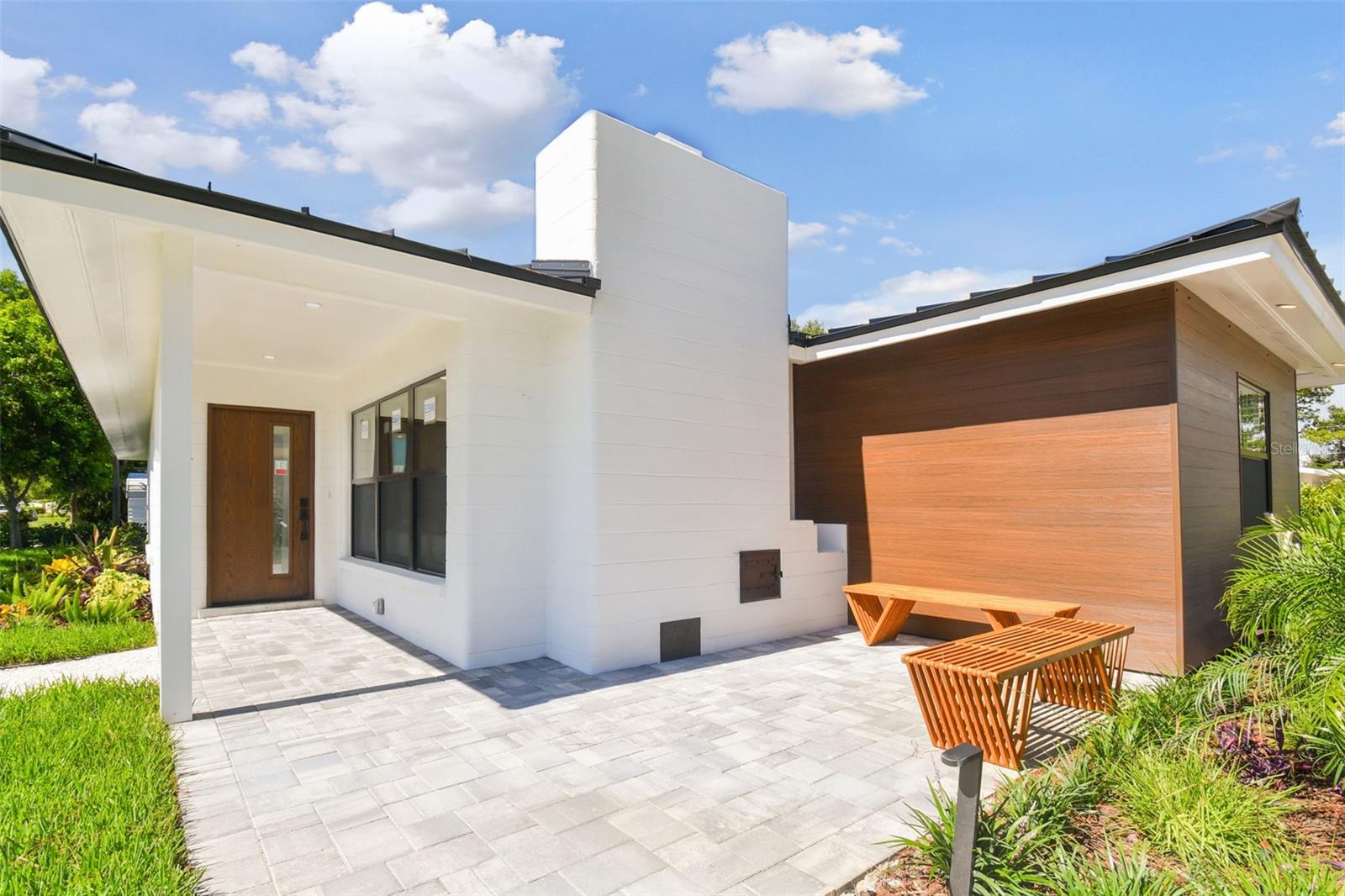 Image 3 of 54 For 301 Aurora Street E