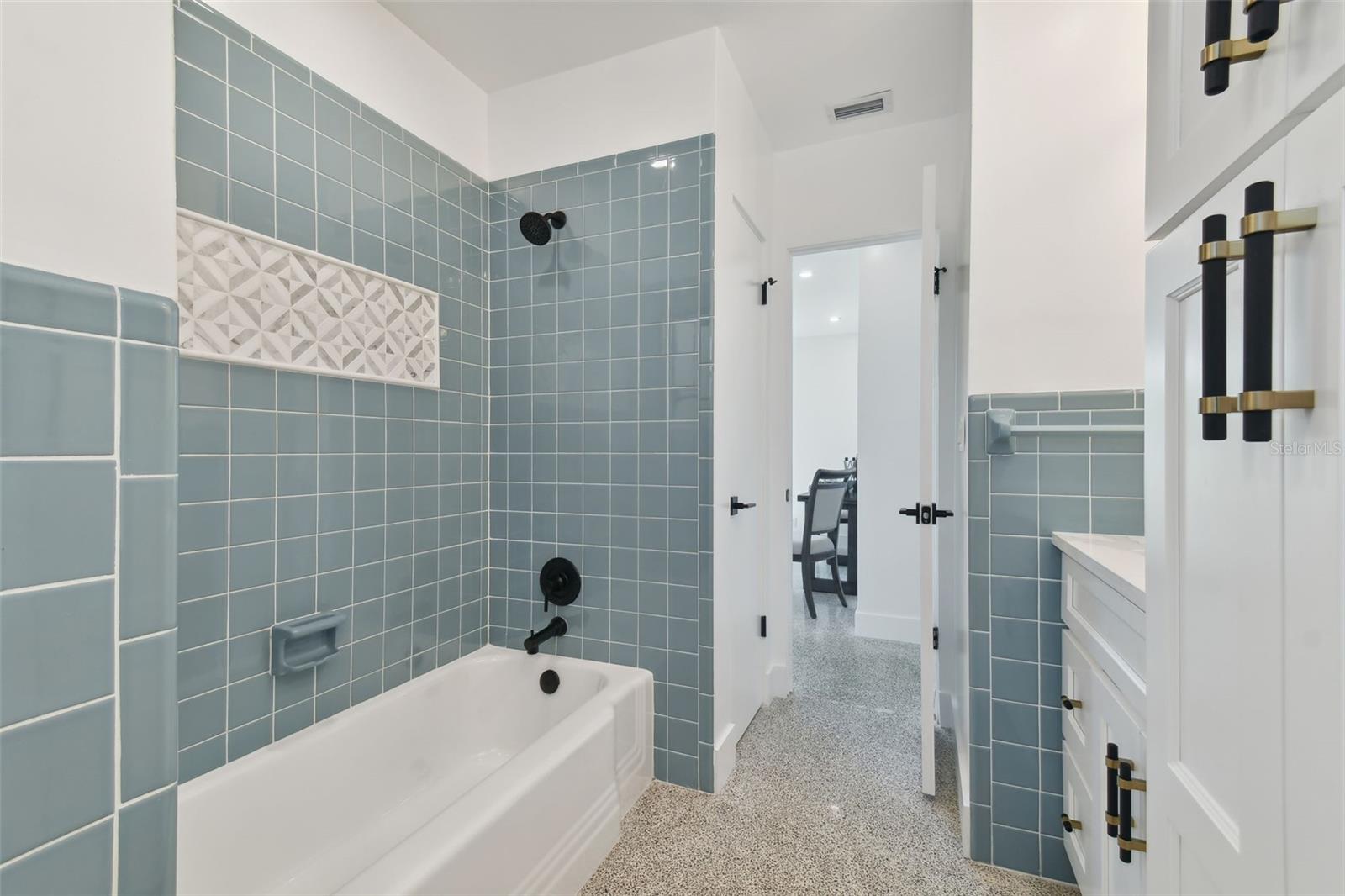 Image 42 of 54 For 301 Aurora Street E