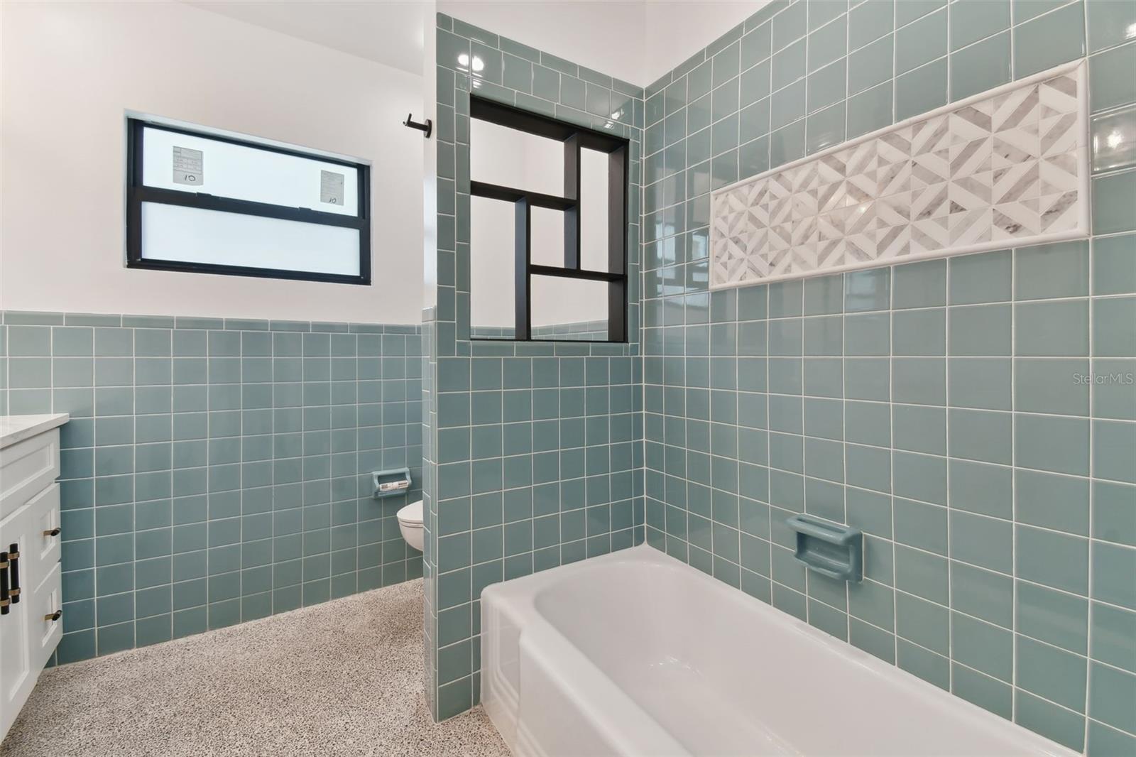 Image 44 of 54 For 301 Aurora Street E