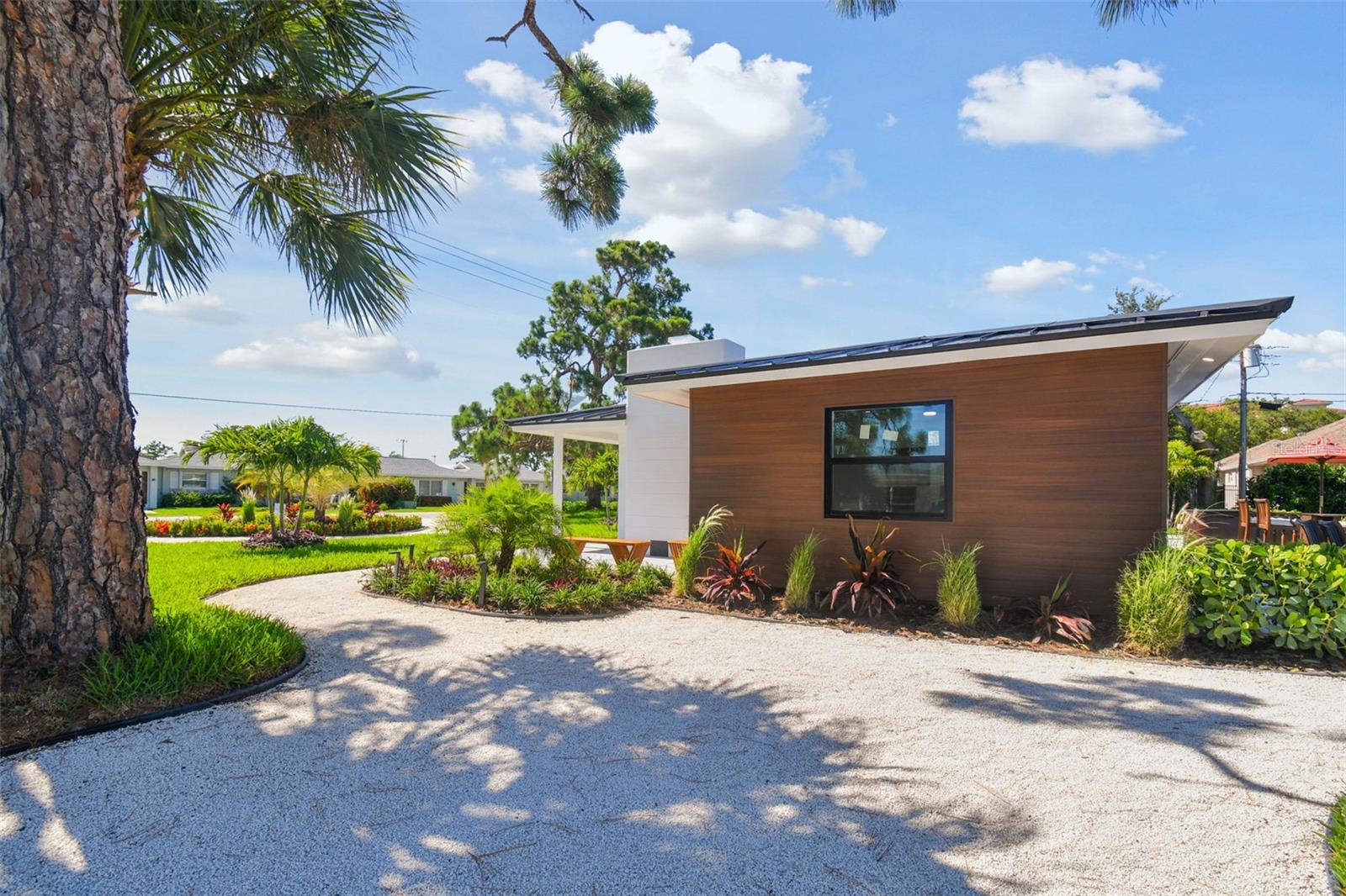 Image 51 of 54 For 301 Aurora Street E