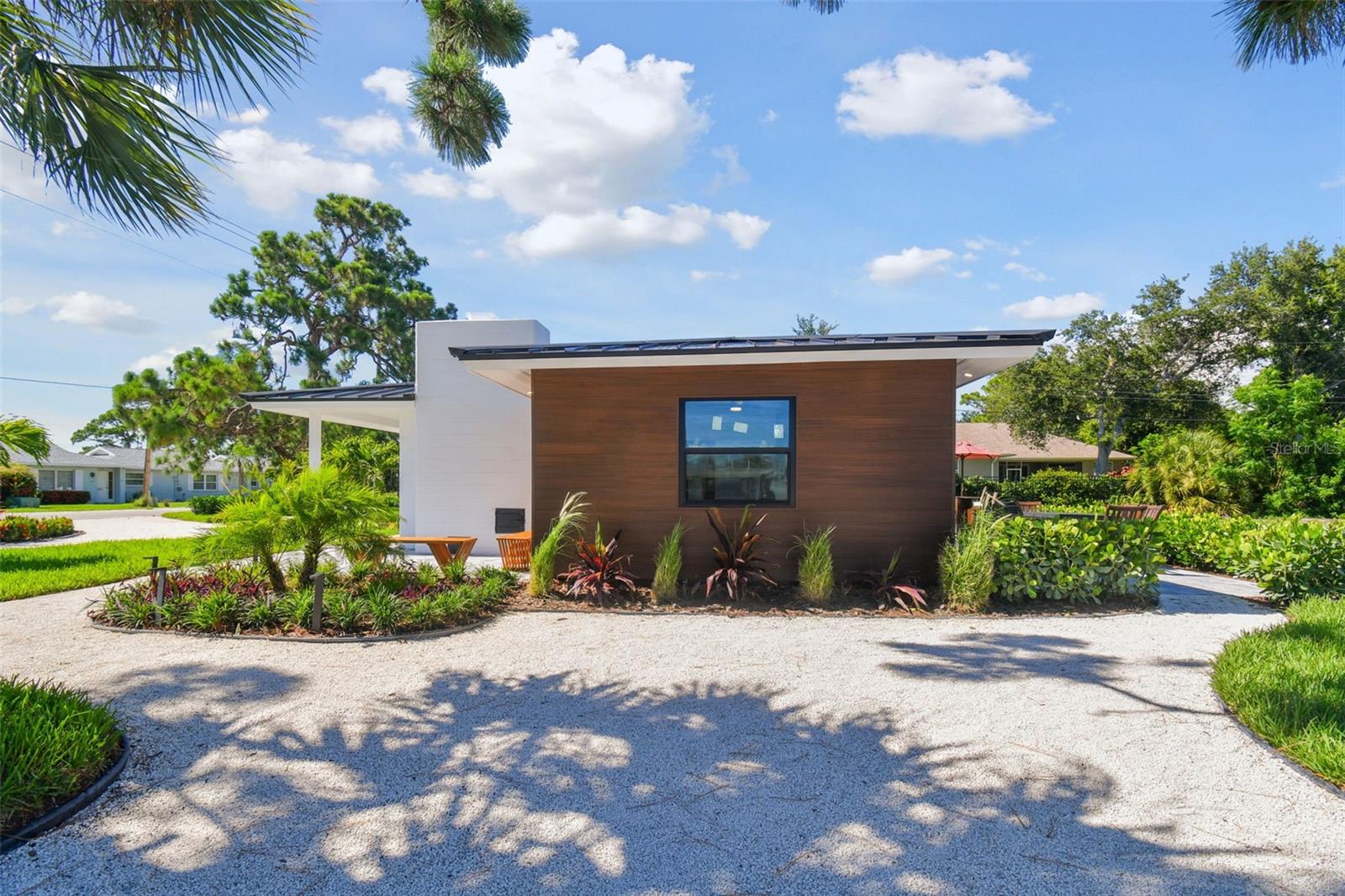 Image 52 of 54 For 301 Aurora Street E