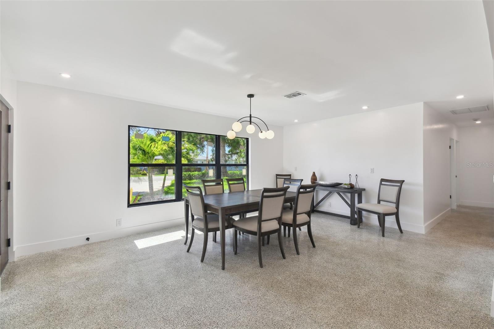 Image 9 of 54 For 301 Aurora Street E