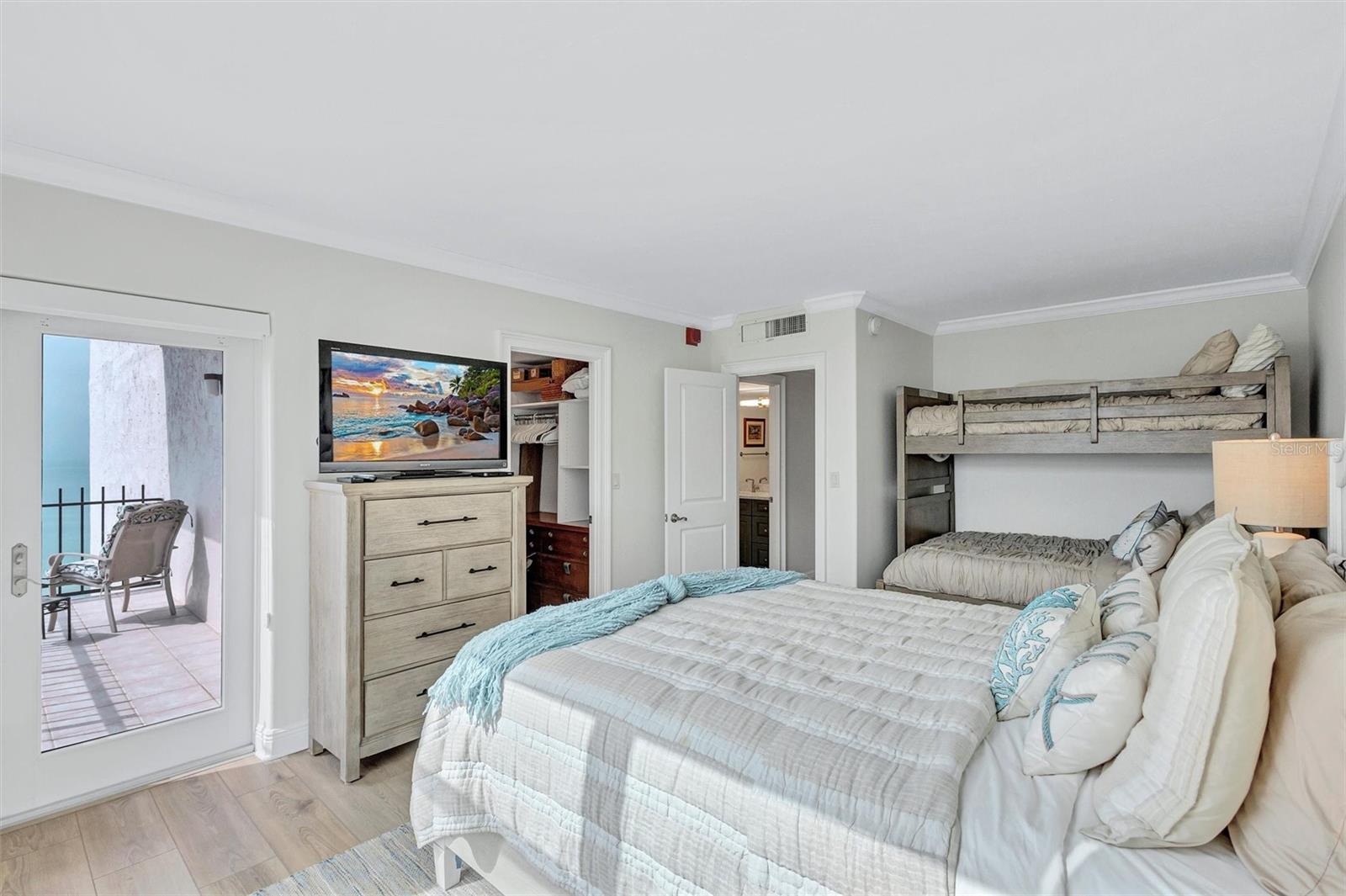 Listing photo id 24 for 1212 Benjamin Franklin Drive 1001