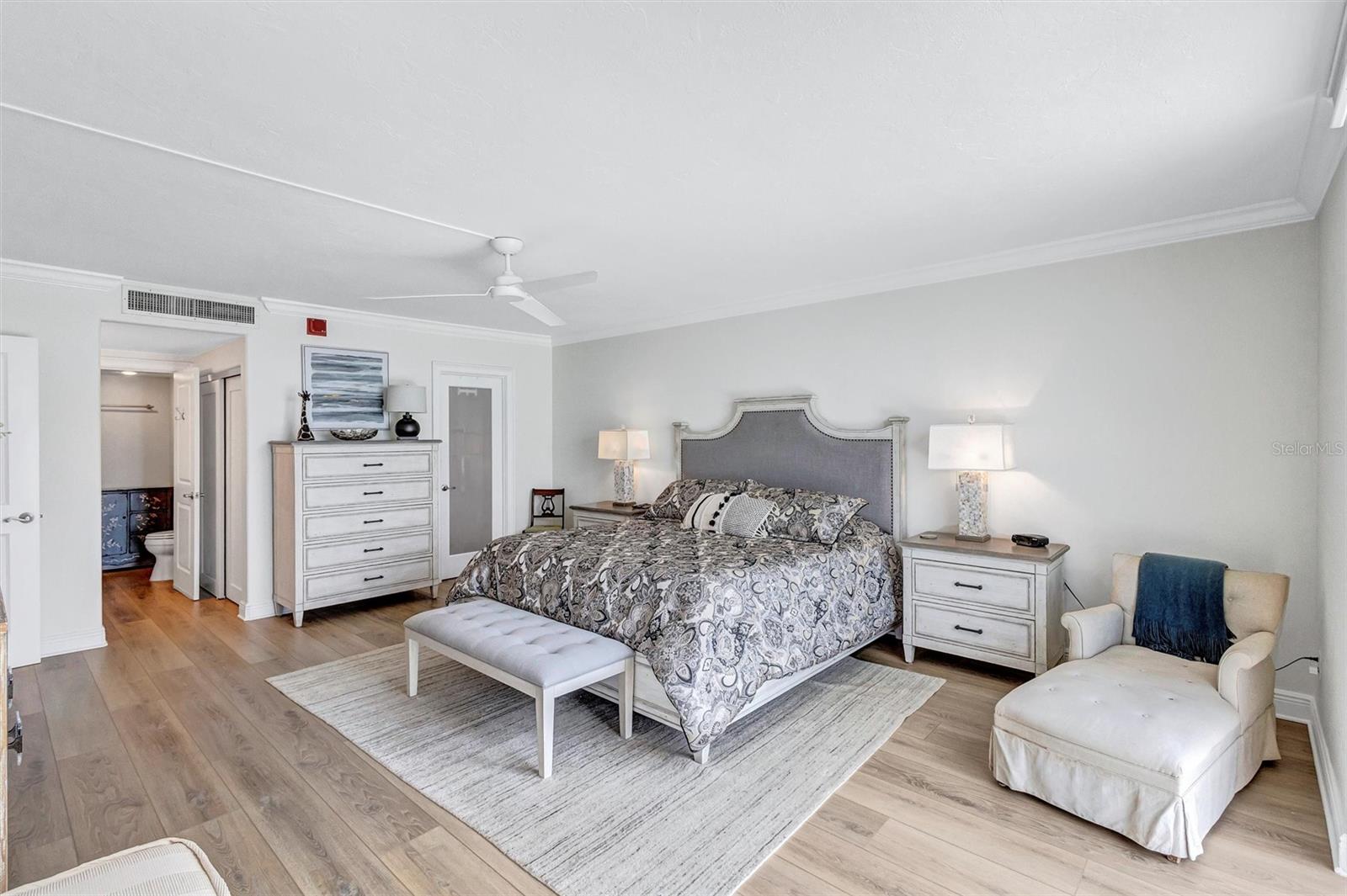 Listing photo id 34 for 1212 Benjamin Franklin Drive 1001