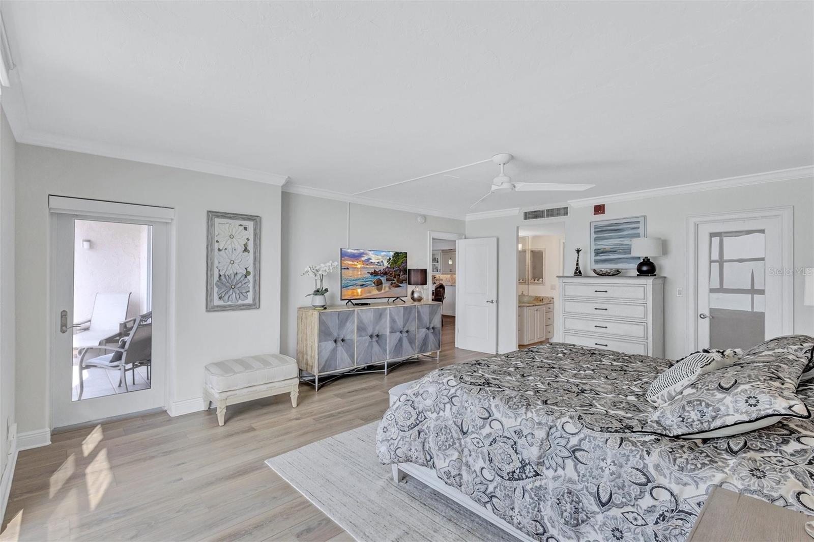 Listing photo id 35 for 1212 Benjamin Franklin Drive 1001