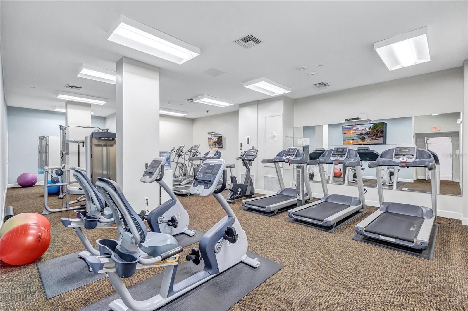 Listing photo id 43 for 1212 Benjamin Franklin Drive 1001