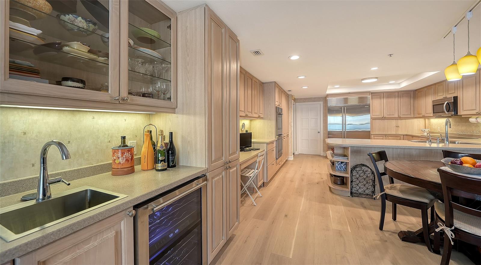 Listing photo id 15 for 2450 Harbourside Drive 234