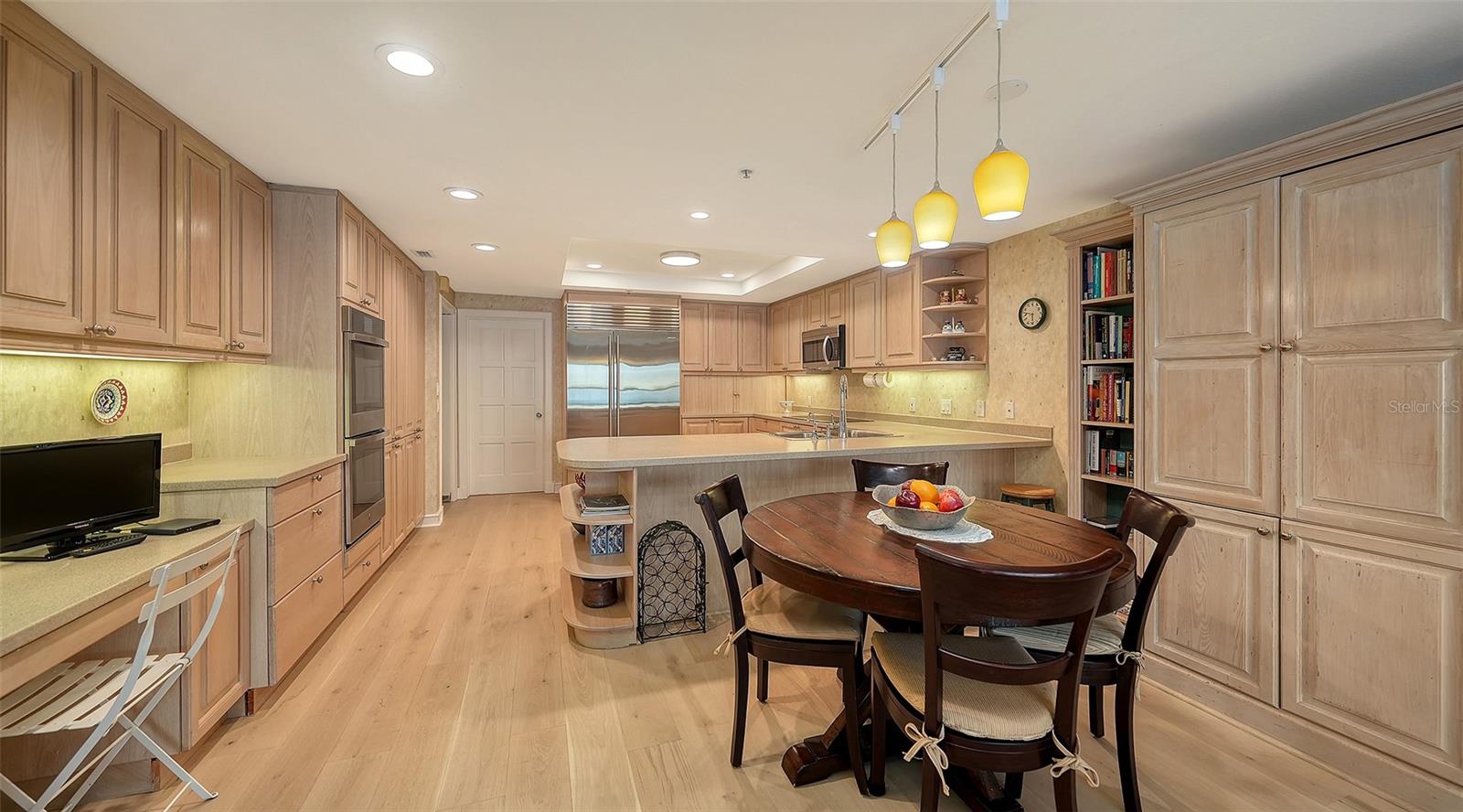 Listing photo id 16 for 2450 Harbourside Drive 234