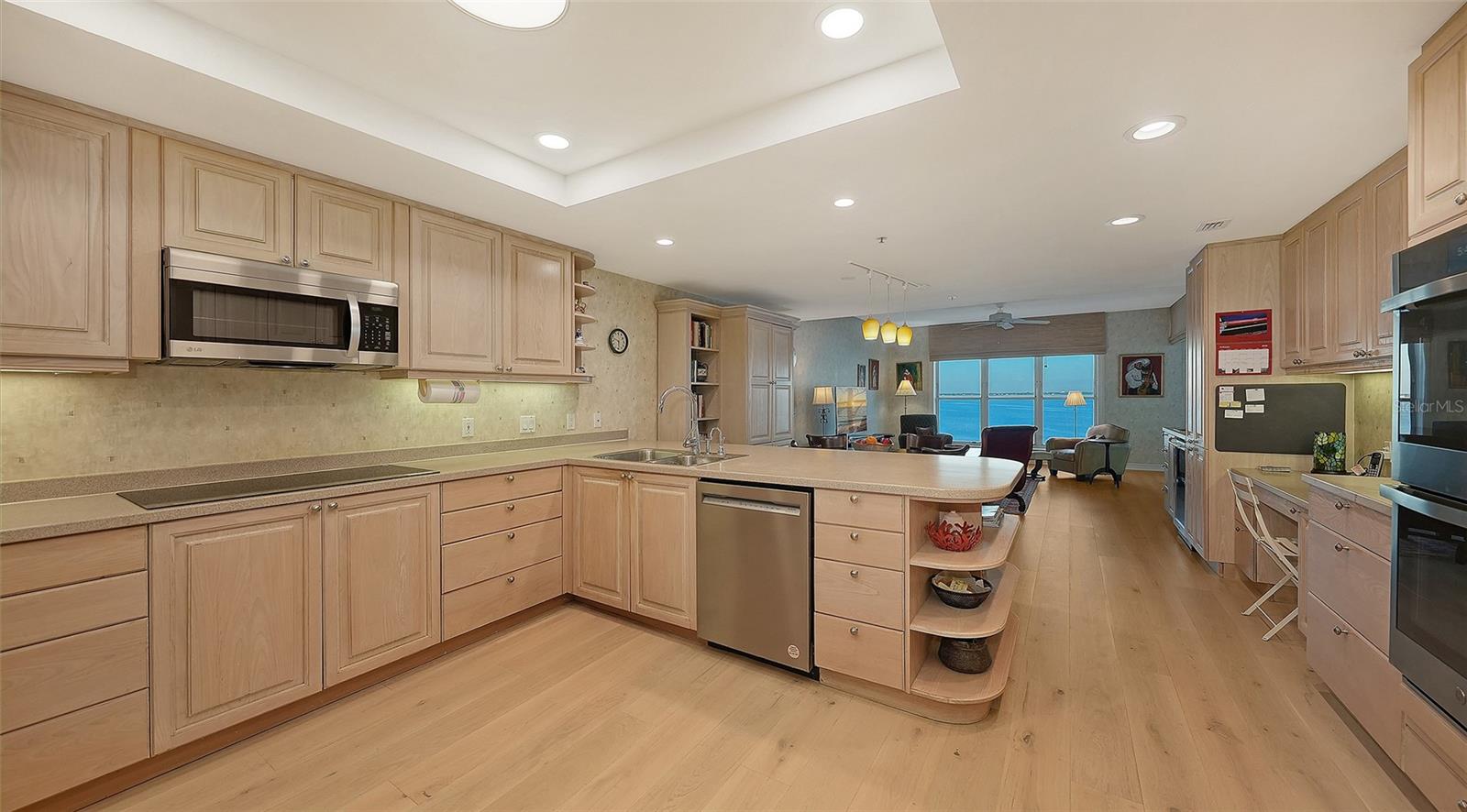 Listing photo id 18 for 2450 Harbourside Drive 234