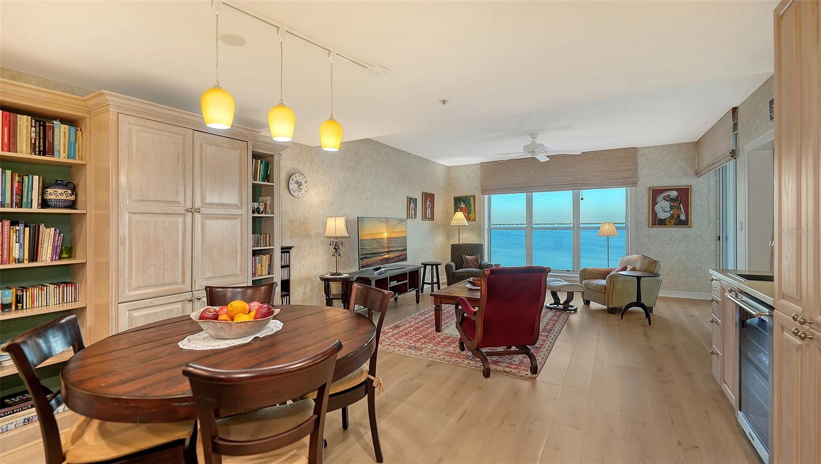 Listing photo id 19 for 2450 Harbourside Drive 234