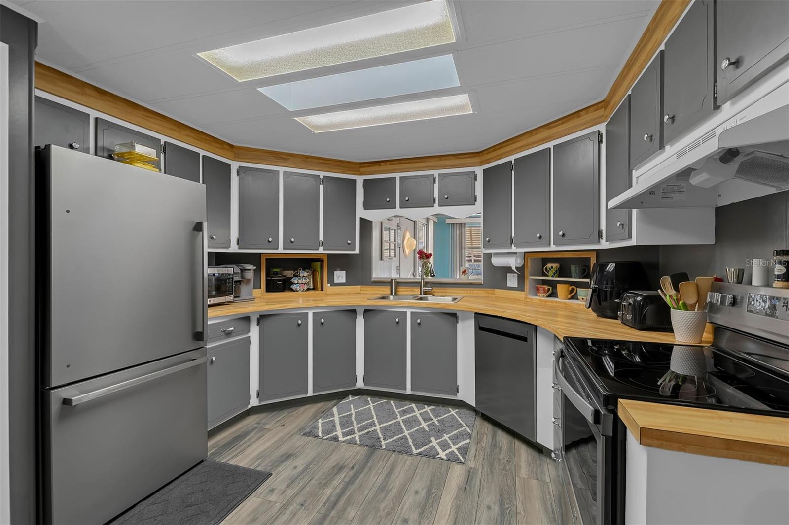 Image 19 of 50 For 5619 Bayshore Road 466