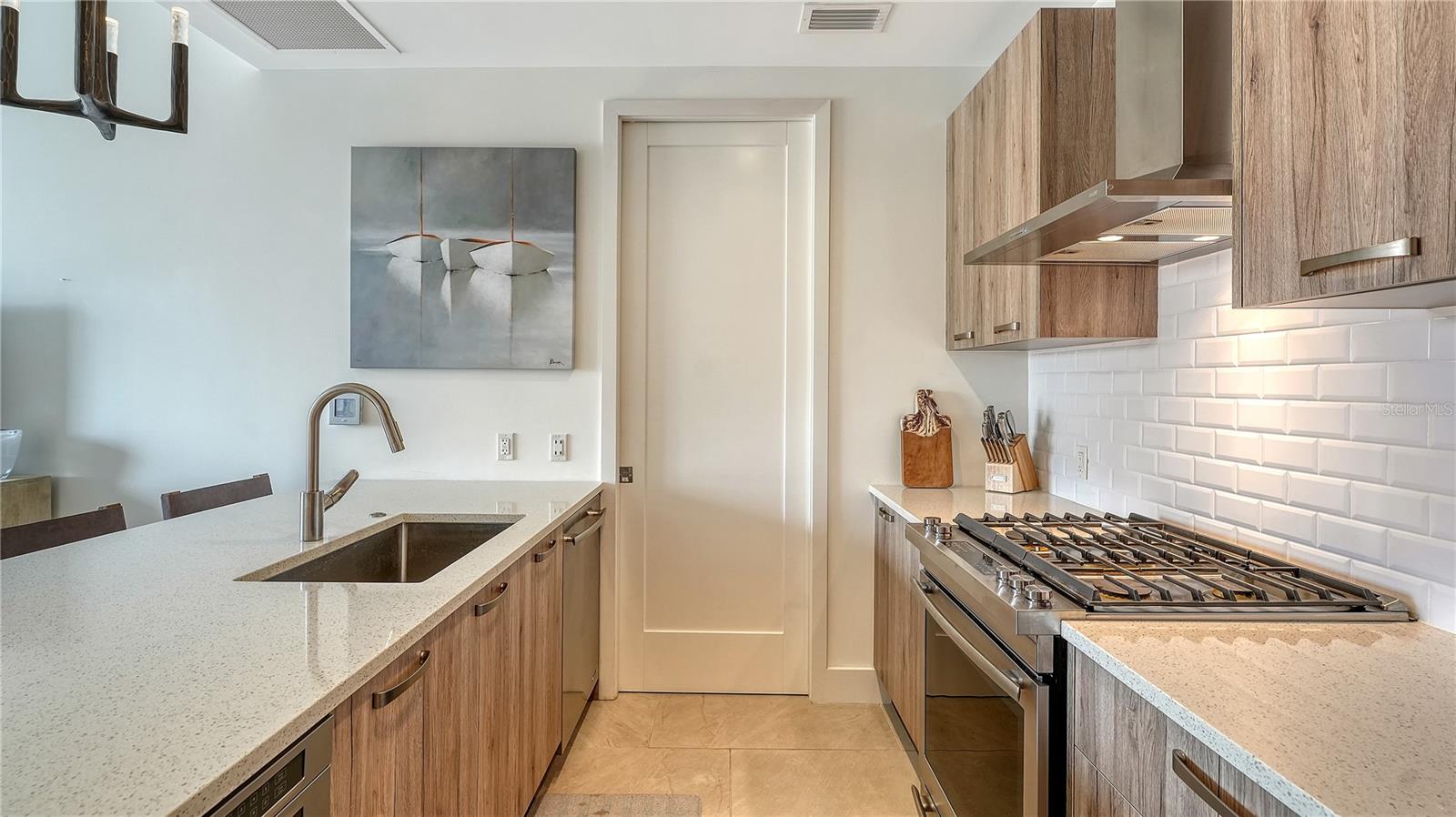 Image 16 of 48 For 635 Orange Avenue 301