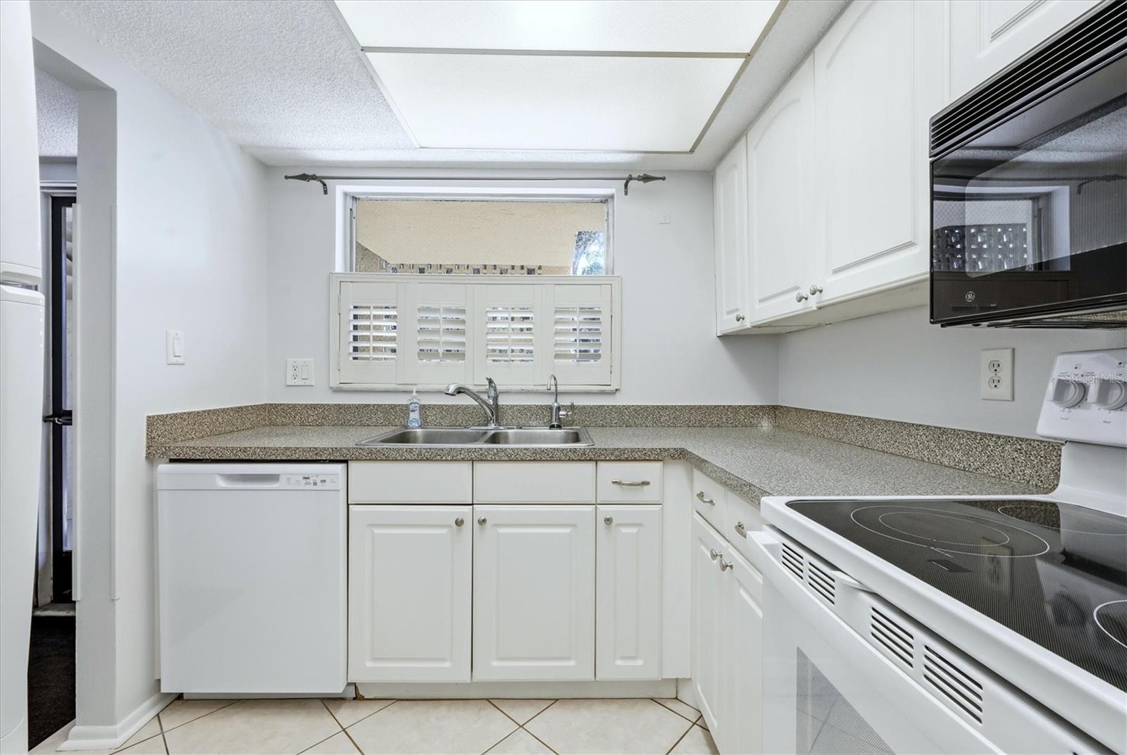 Image 17 of 51 For 2280 Stickney Point Rd  410