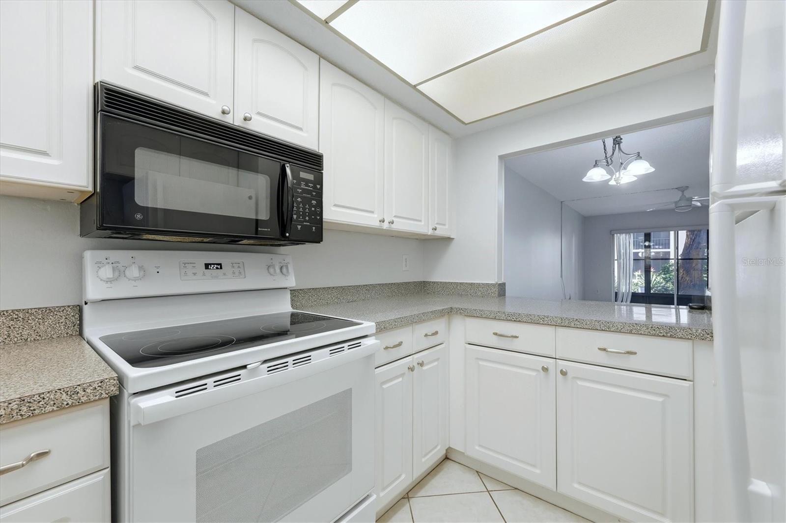 Image 18 of 51 For 2280 Stickney Point Rd  410