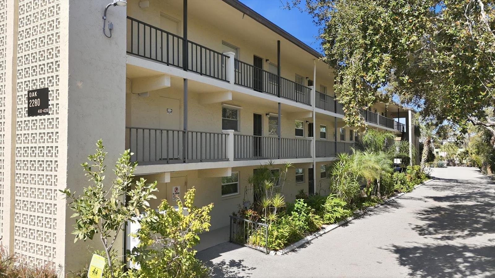 Image 33 of 51 For 2280 Stickney Point Rd  410