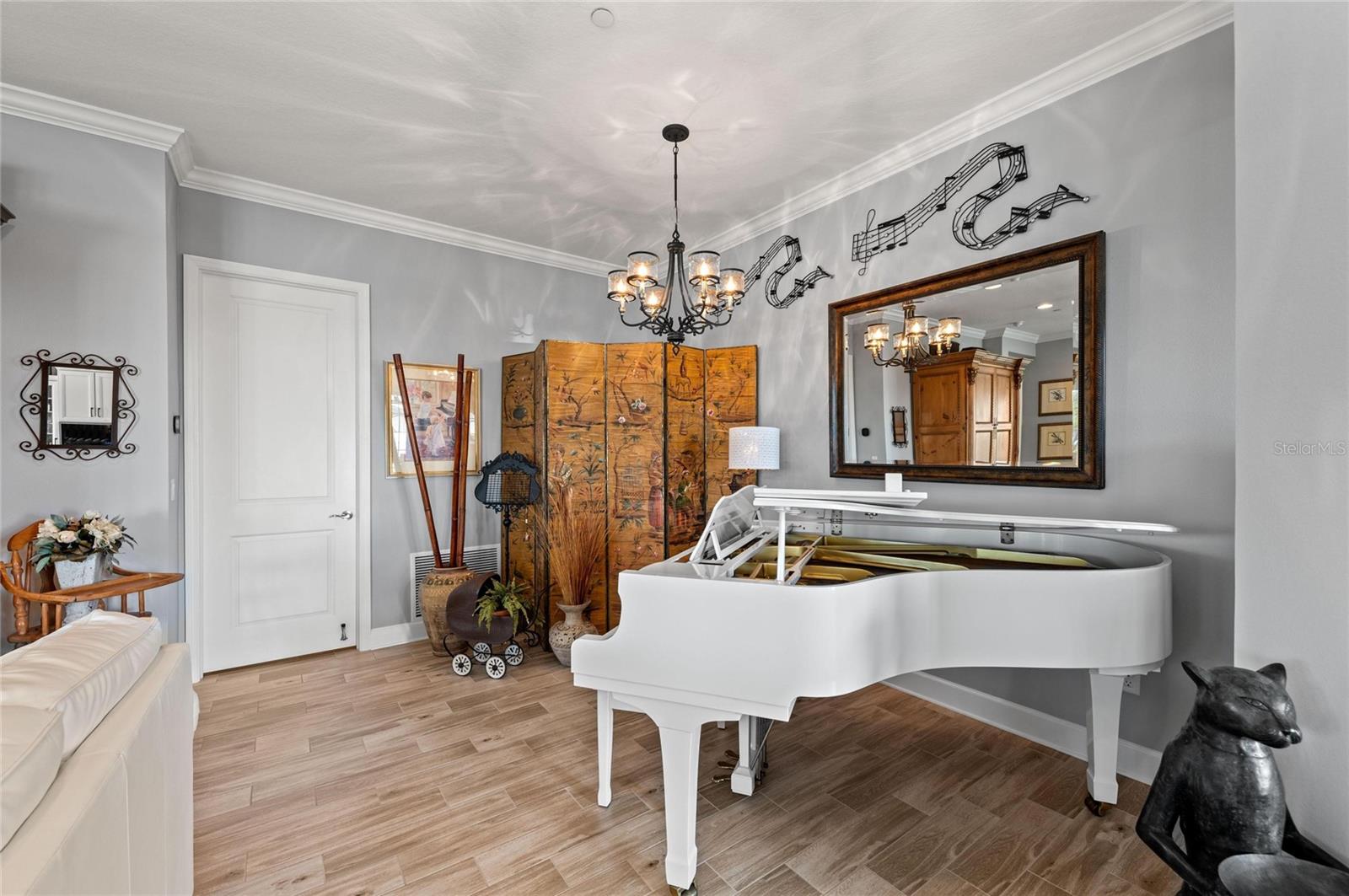 Image 37 of 100 For 268 Saint Lucia Drive 101