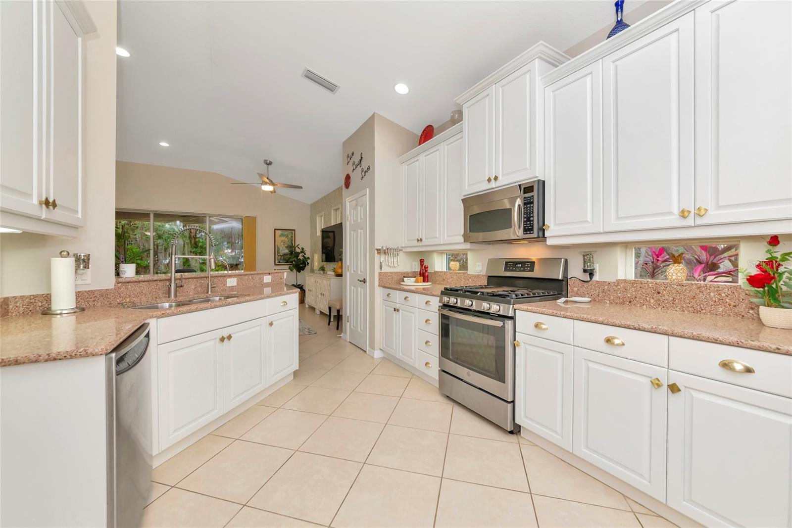 Image 10 of 72 For 5520 Simonton Street