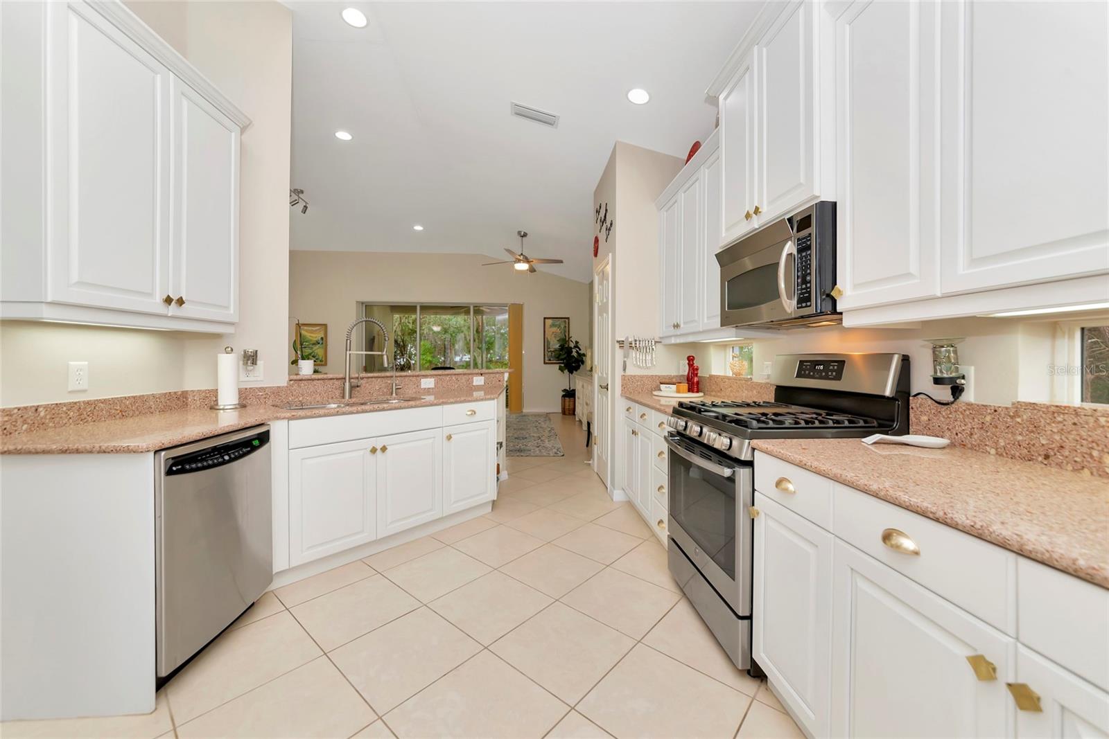 Image 9 of 72 For 5520 Simonton Street