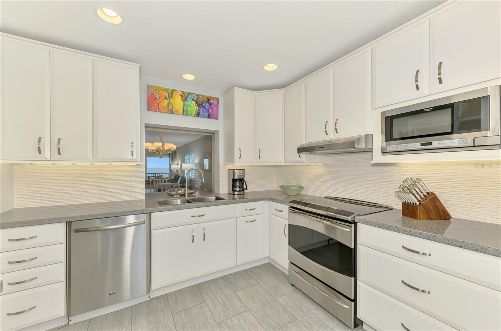 Image 9 of 66 For 333 The Esplanade N 305