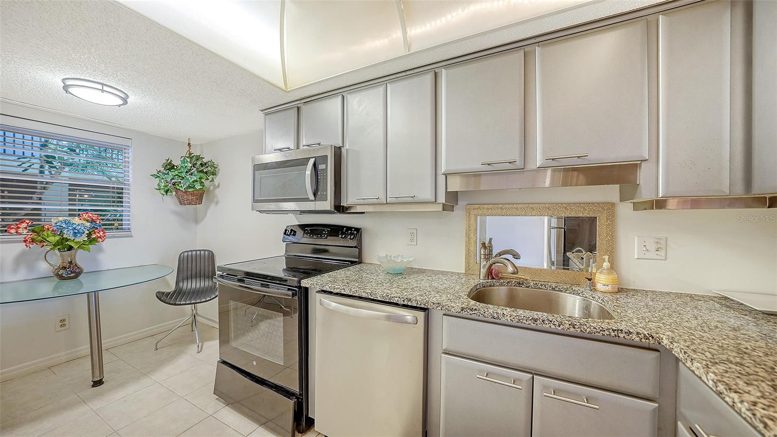 Listing photo id 10 for 3700 Osprey Avenue 219