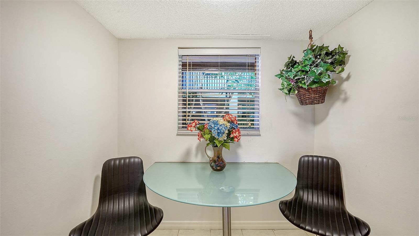 Listing photo id 11 for 3700 Osprey Avenue 219