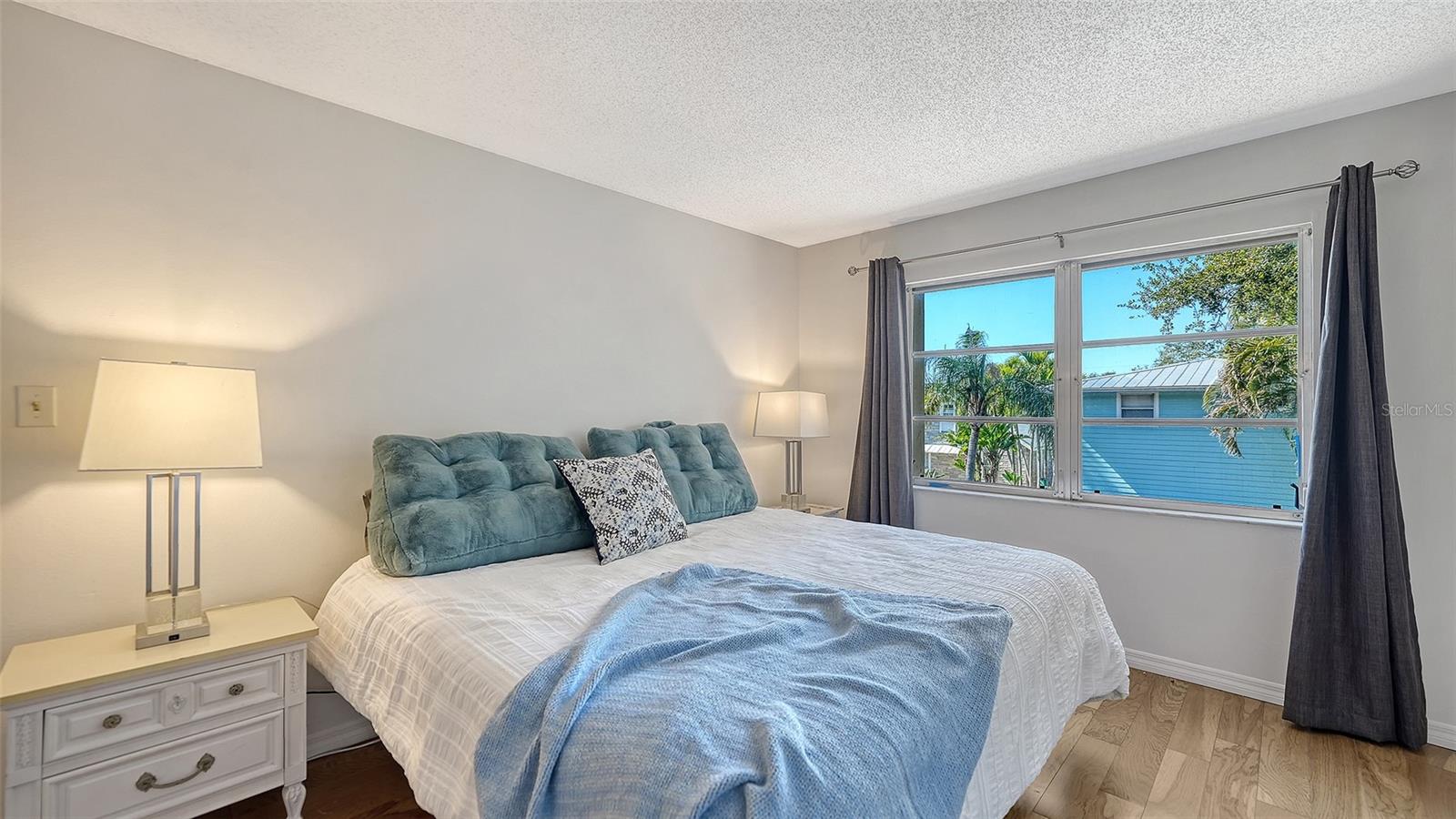 Listing photo id 13 for 3700 Osprey Avenue 219