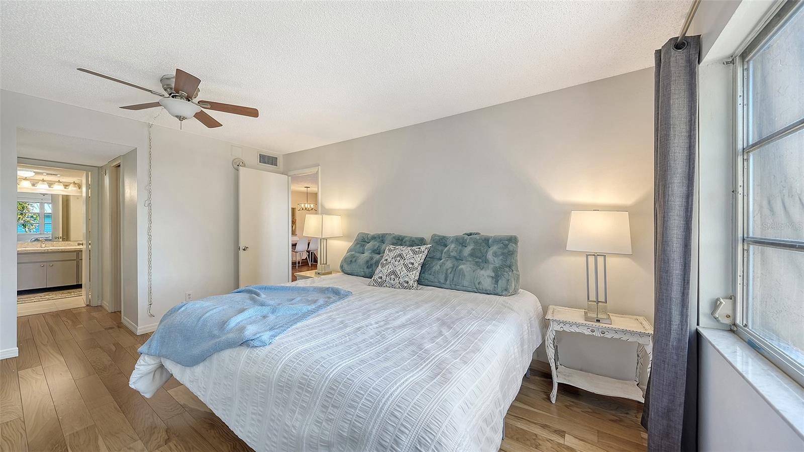 Listing photo id 14 for 3700 Osprey Avenue 219