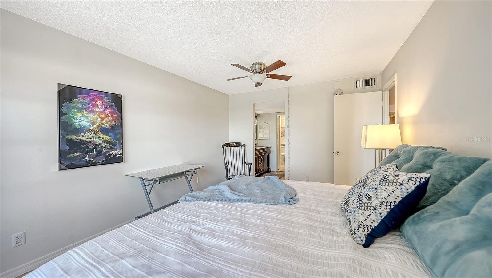 Listing photo id 15 for 3700 Osprey Avenue 219