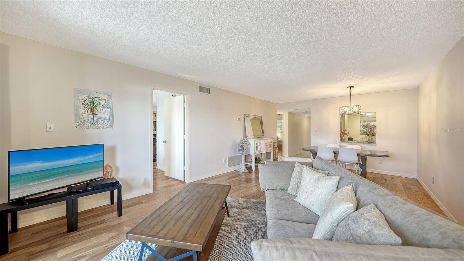 Listing photo id 2 for 3700 Osprey Avenue 219