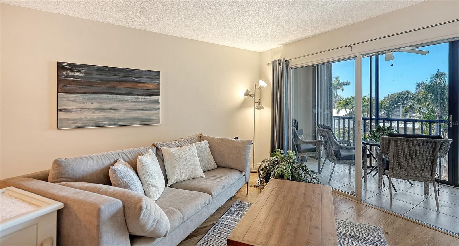 Listing photo id 3 for 3700 Osprey Avenue 219